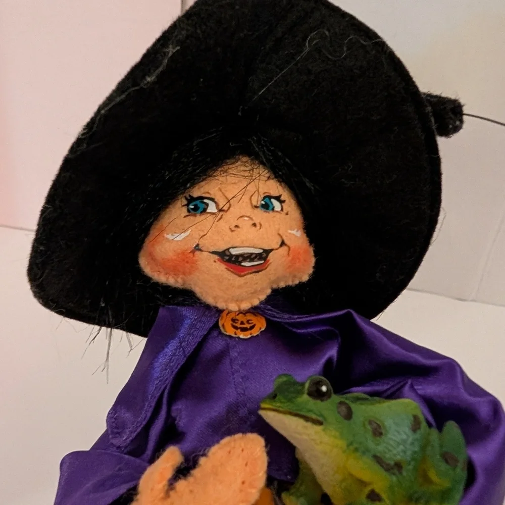 Annalee 2010 75th Anniversary Halloween Witch Figurine with Frog - 10.5